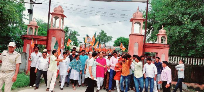 Subdivision officer along with farmers, laborers, cattle ranchers and BJP submitted a memorandum to the Chief Minister