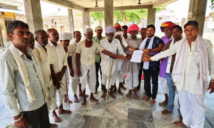 The villagers handed over the memorandum and strongly demanded to make Malpura a district.